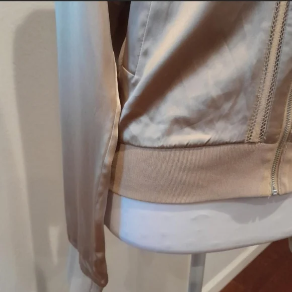 Elie Tahari 100% Silk Champagne Bomber with Round the Neck Zip Detail - Picture 3 of 8
